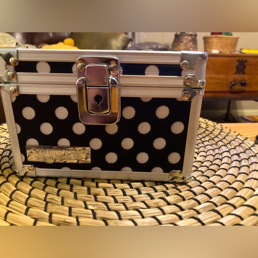 VAULTZ Index Card Storage Box Lock & 2 Keys Textured White Polka Dot & Black